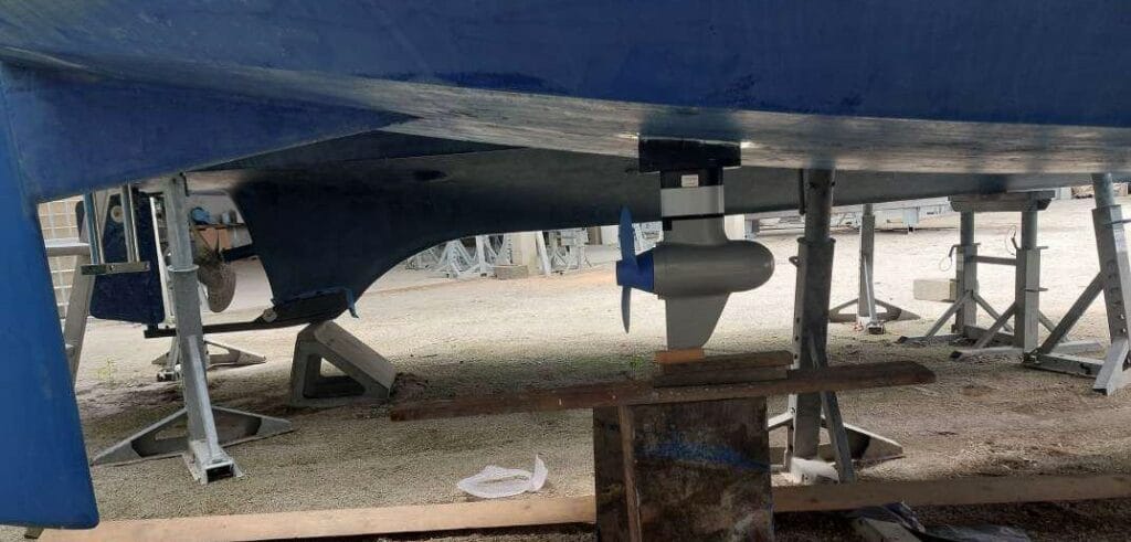 Installation du Pod Drive sous la coque du bateau