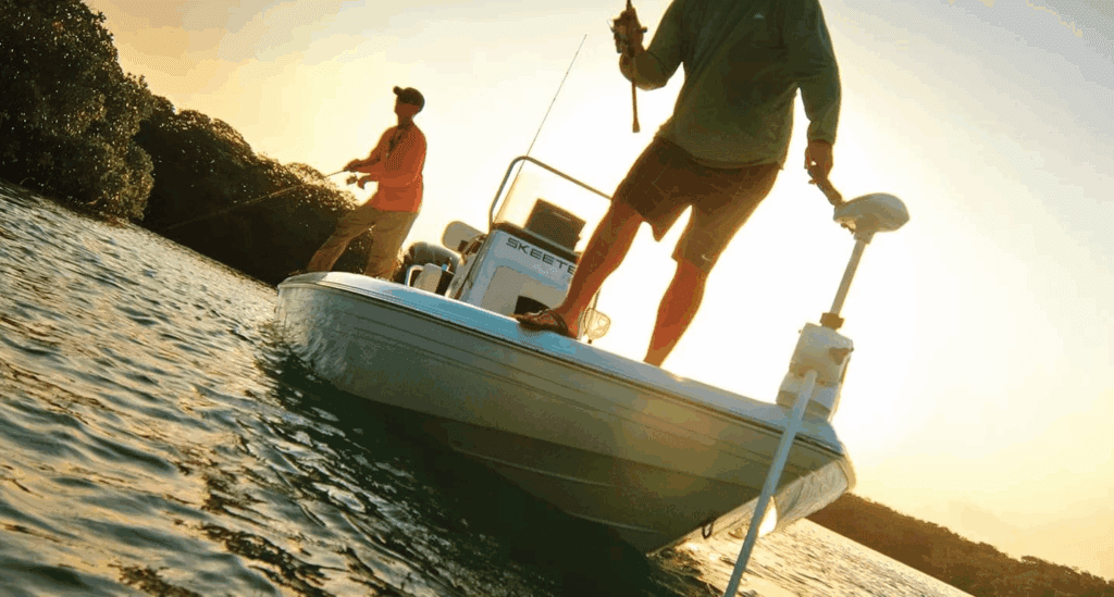 bateau de pêche équipé d'un moteur électrique Minn Kota sur un lac