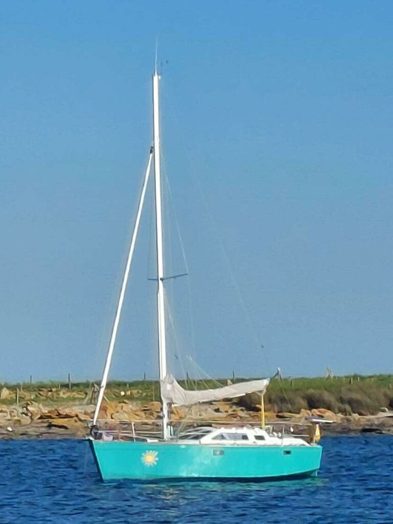 voilier Hélios au mouillage