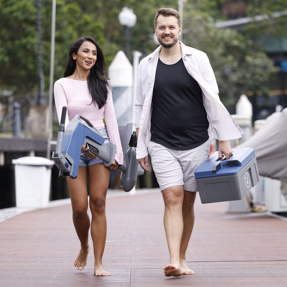 une homme et une femme portent un moteur électrique M10