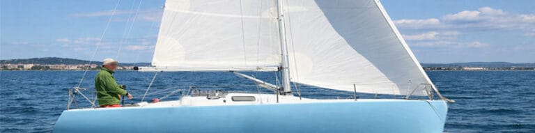 voilier Glazig sous voile à l’étang de Thau