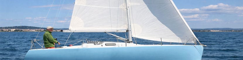 voilier Glazig sous voile à l’étang de Thau